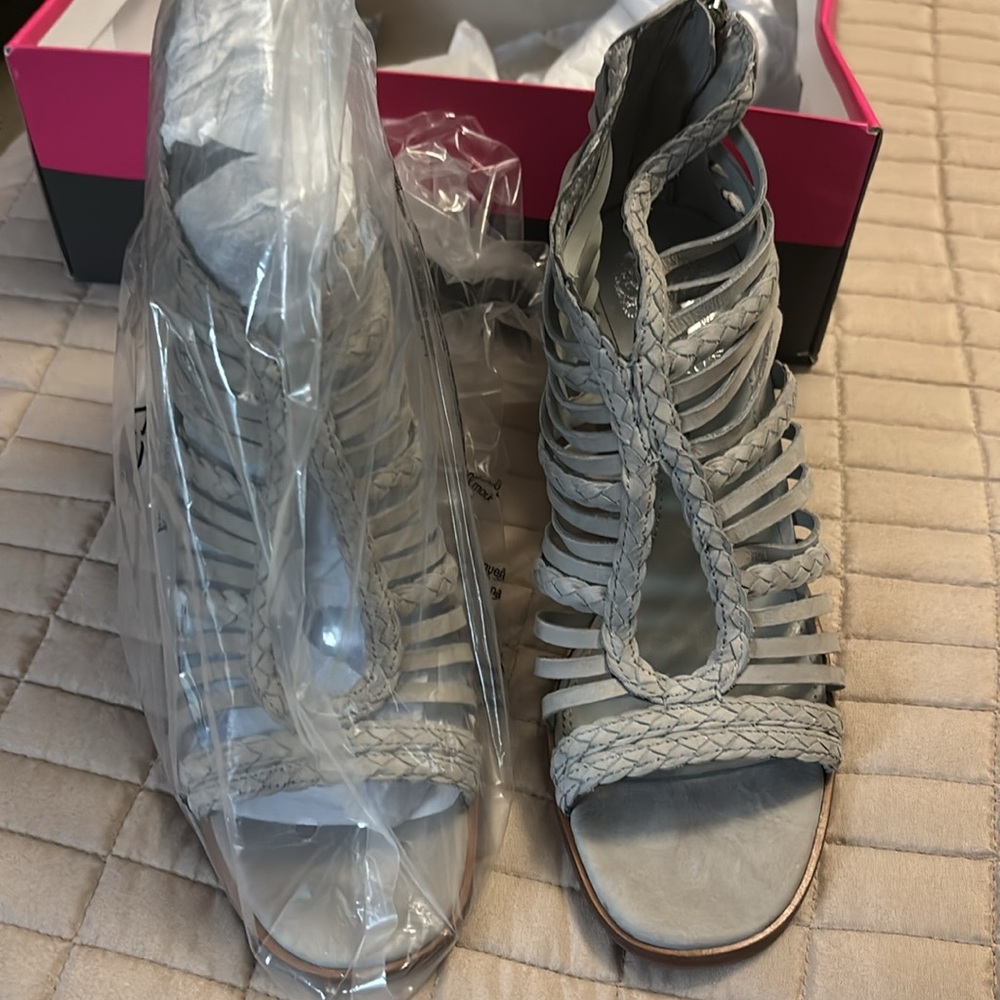NIB Vince Camuto Womens Kestal Strappy Heeled Sandals Gray Leather Size 8.5